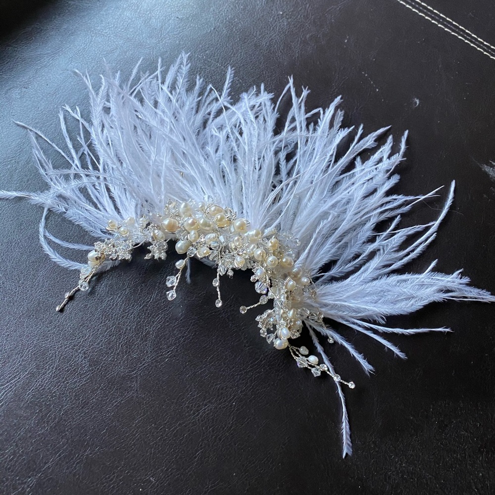 NWOT Bridal beaded feather hair comb